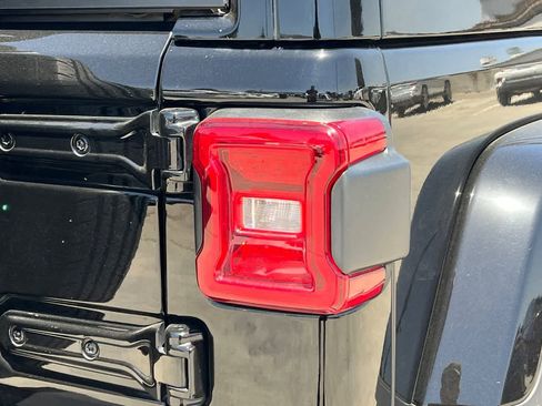 Used 2025 Jeep Wrangler Unlimited Sahara AWD/4WD image 13