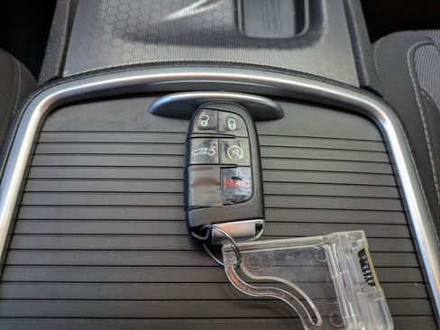 Used 2017 Dodge Charger SXT image 26