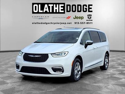 Used 2023 Chrysler Pacifica Limited w/ Uconnect Theater Family Group