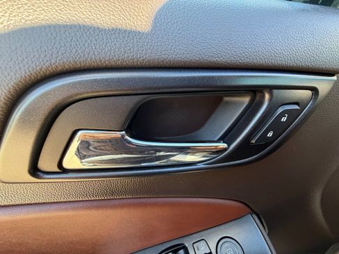 Used 2020 Chevrolet Suburban Premier image 12