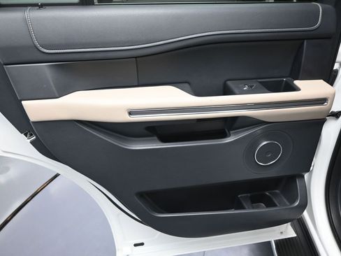 Used 2022 Ford Expedition XLT image 26