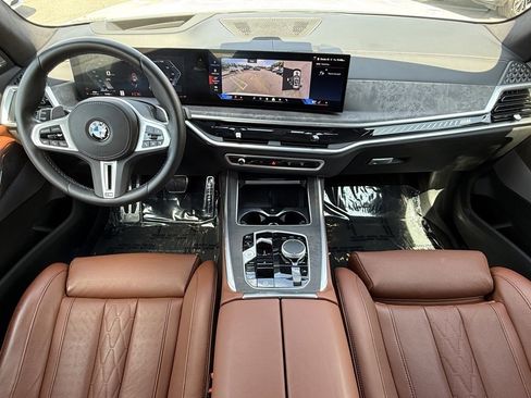 Used 2025 BMW X7 M60i w/ Climate Comfort Package image 30