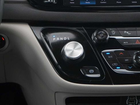Used 2024 Chrysler Pacifica Touring-L FWD image 21