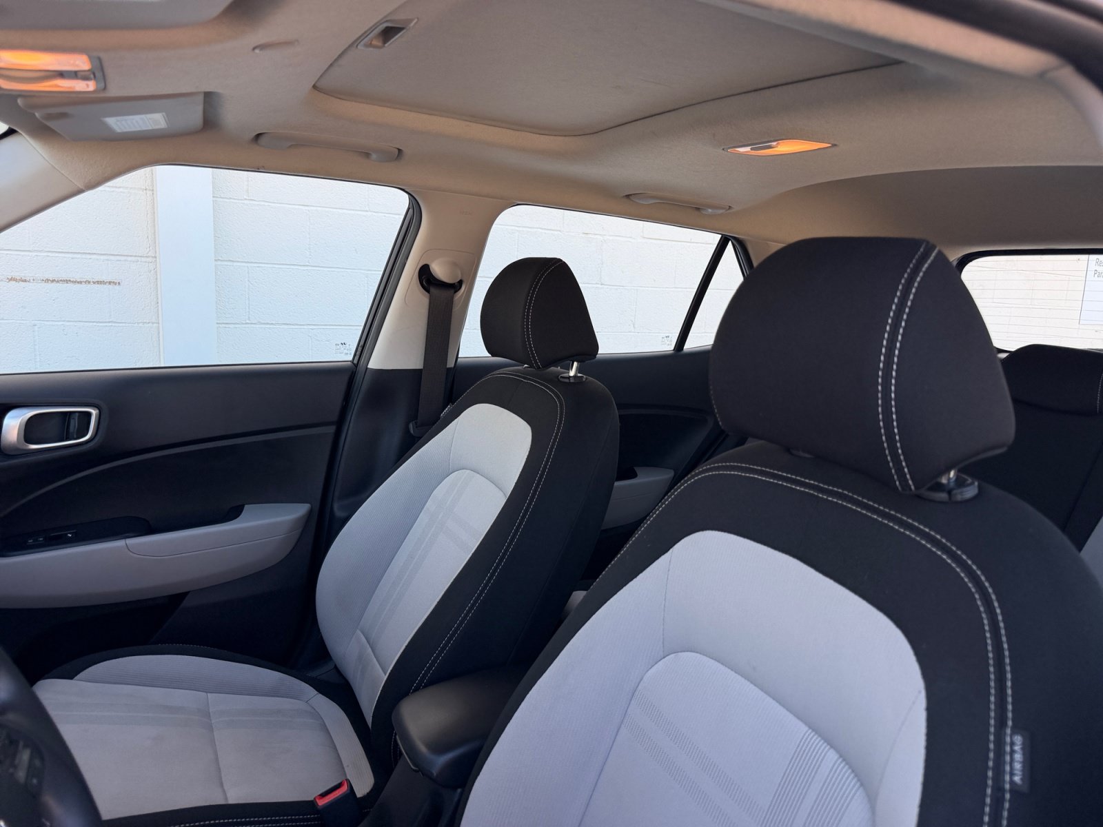 Used 2025 Hyundai Venue SEL FWD image 11