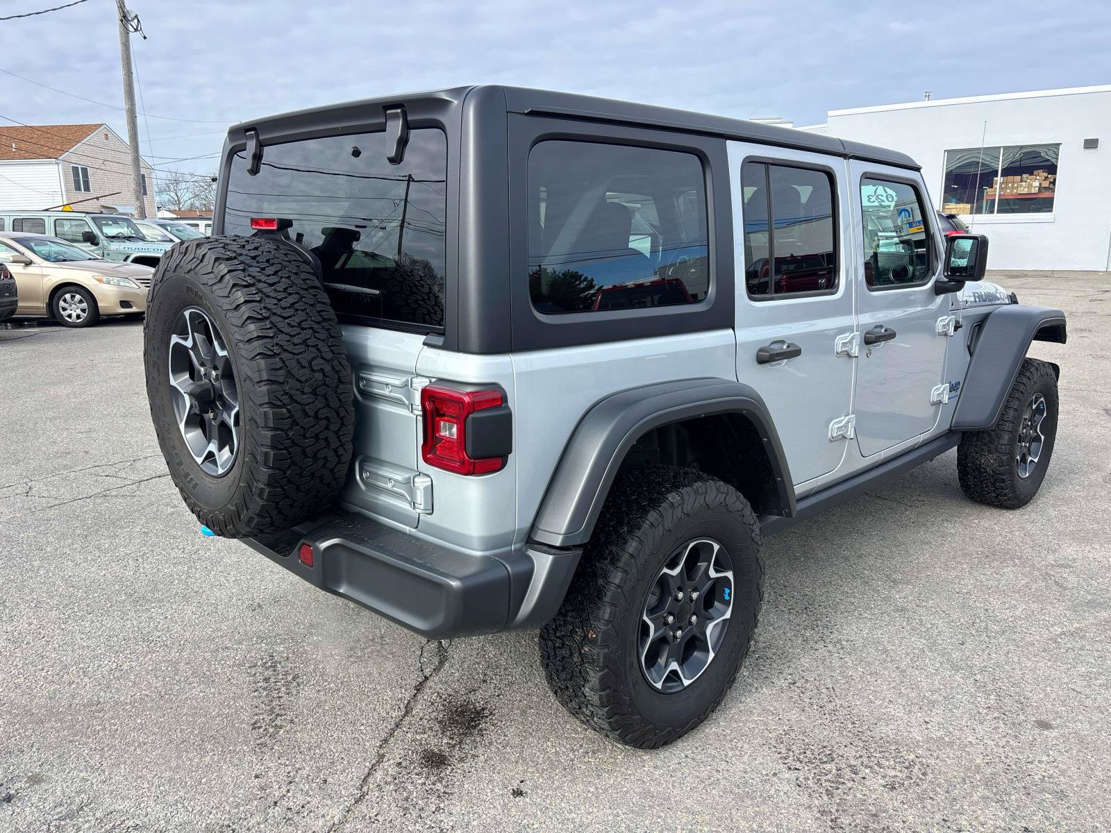 Used 2023 Jeep Wrangler Unlimited Rubicon 4xe w/ Cold Weather Group AWD/4WD image 3