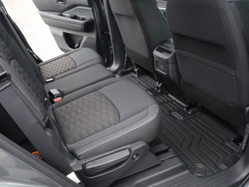 Used 2025 Nissan Pathfinder S image 27