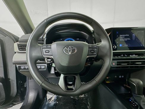 Used 2025 Toyota Camry SE w/ Convenience Package image 15