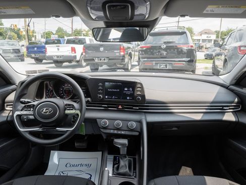 Used 2023 Hyundai Elantra SE FWD image 2
