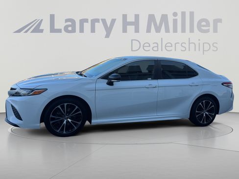 Used 2020 Toyota Camry SE FWD image 2