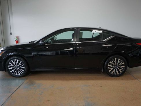 Used 2024 Nissan Altima 2.5 SV image 2