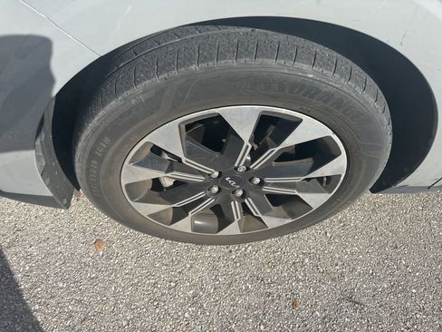 Used 2024 Kia Carnival EX image 11