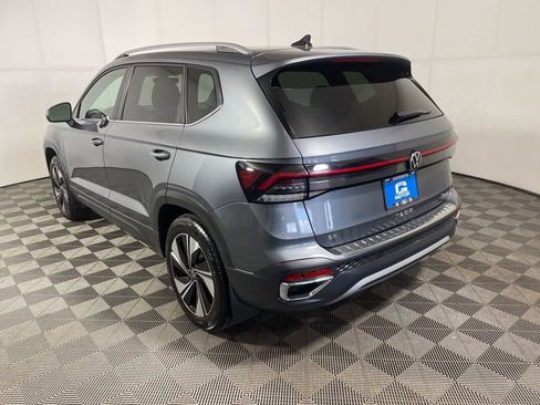 Used 2025 Volkswagen Taos SE AWD/4WD image 5
