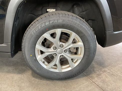 Used 2023 Jeep Grand Cherokee Limited AWD/4WD image 7