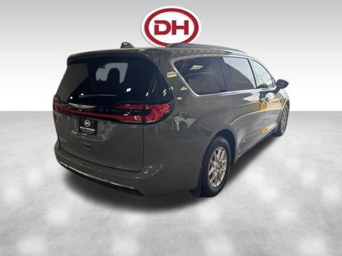 Used 2022 Chrysler Pacifica Touring-L FWD image 12