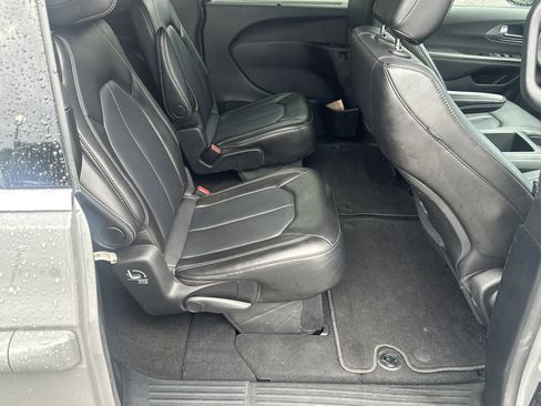 Used 2025 Chrysler Pacifica Select FWD image 16