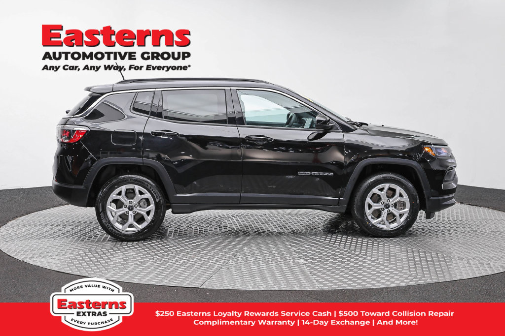 Used 2025 Jeep Compass Latitude w/ Sun & Sound Group AWD/4WD image 5