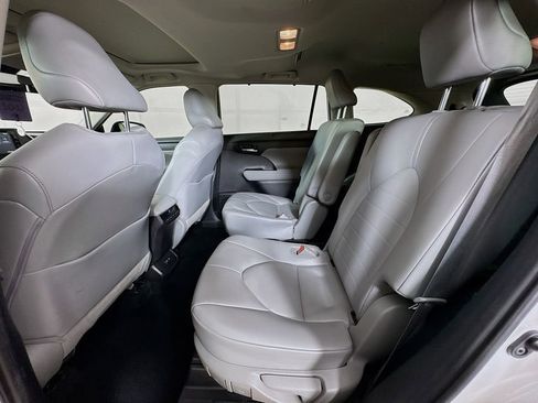 Used 2021 Toyota Highlander XLE image 28