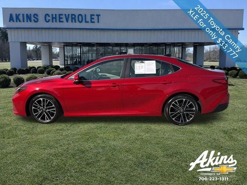 Used 2025 Toyota Camry XLE FWD image 10