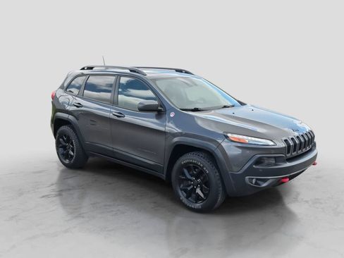 Used 2017 Jeep Cherokee Trailhawk AWD/4WD image 2
