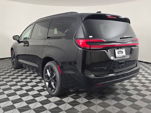 New 2026 Chrysler Pacifica Limited w/ Uconnect Theater Family Group image 6