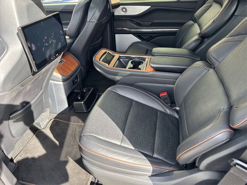 Used 2025 Lincoln Navigator Black Label image 12