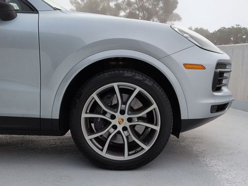 Certified 2022 Porsche Cayenne Platinum Edition w/ Premium Package image 12