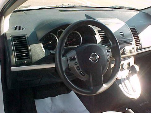 Used 2010 Nissan Sentra 2.0 SR FWD image 19