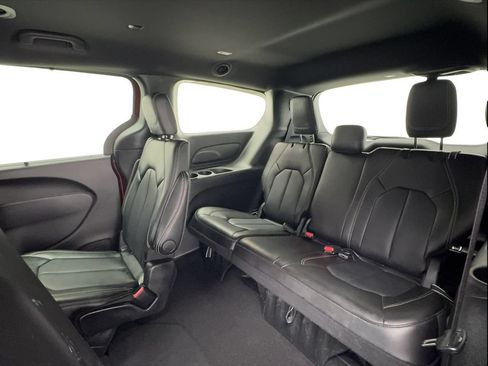 Used 2025 Chrysler Pacifica Select FWD image 25