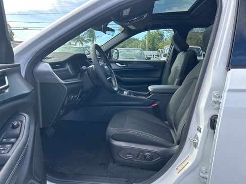 New 2025 Jeep Grand Cherokee Laredo X image 9