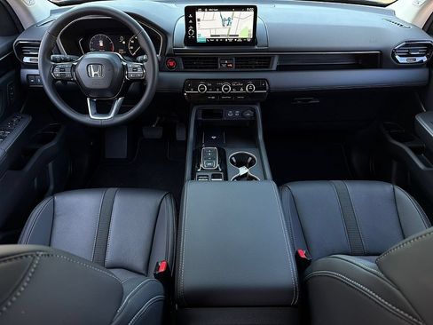 Used 2025 Honda Pilot Touring image 9