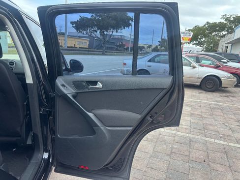 Used 2017 Volkswagen Tiguan Limited w/ Premium Package image 18