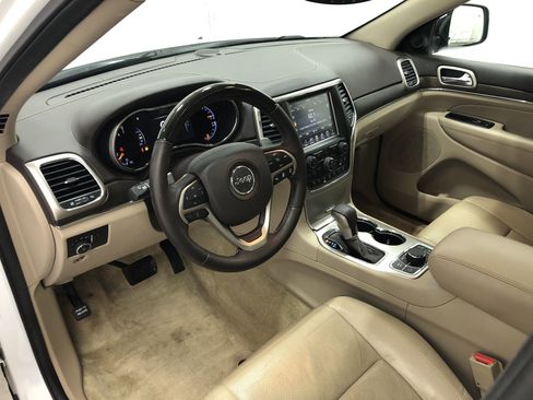Used 2017 Jeep Grand Cherokee Overland w/ Jeep Active Safety Group image 15