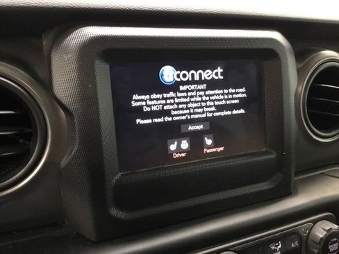 Used 2022 Jeep Gladiator Sport AWD/4WD image 12