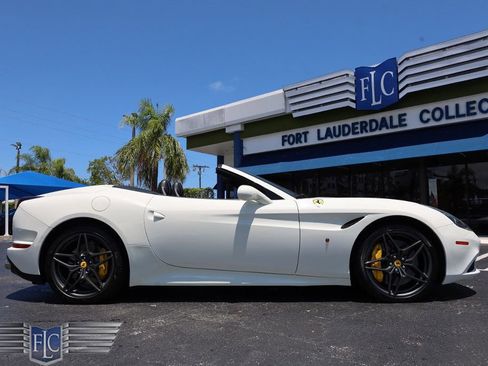 Used 2015 Ferrari California T RWD image 14