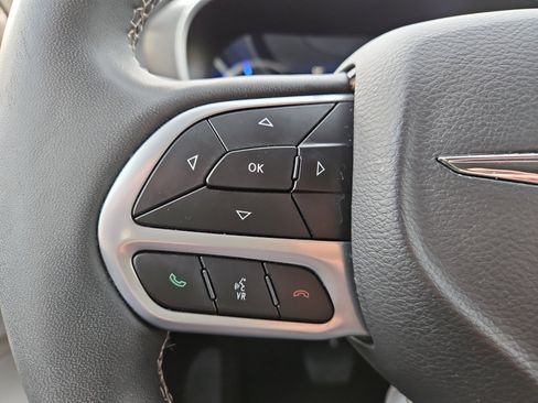 Used 2024 Chrysler Pacifica Select image 25