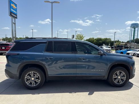 Used 2025 Chevrolet Traverse LT w/ Driver Confidence Package FWD image 5