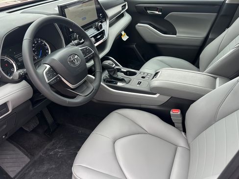 New 2026 Toyota Highlander XLE image 8