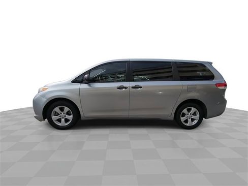Used 2012 Toyota Sienna LE image 5