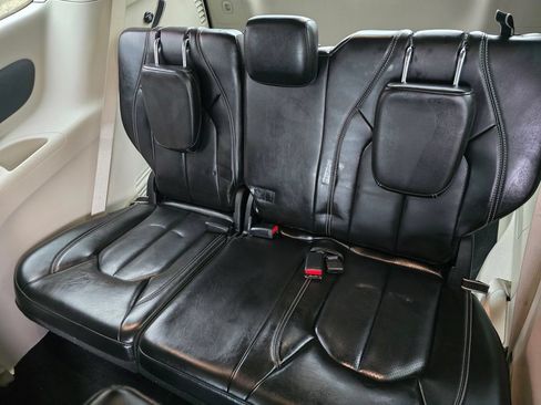 Used 2023 Chrysler Pacifica Touring-L FWD image 15