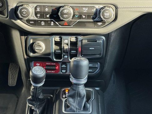 Used 2025 Jeep Wrangler Unlimited Rubicon image 14