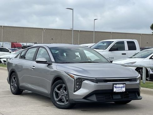 Used 2025 Kia K4 FWD image 2