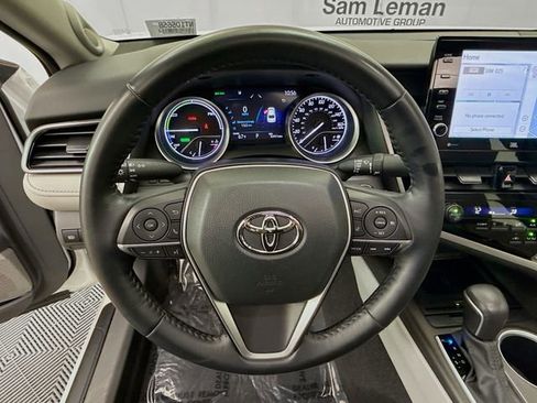 Used 2021 Toyota Camry XLE w/ Navigation Upgrade Package image 11