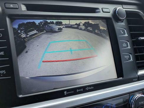 Used 2019 Toyota Highlander XLE FWD image 19