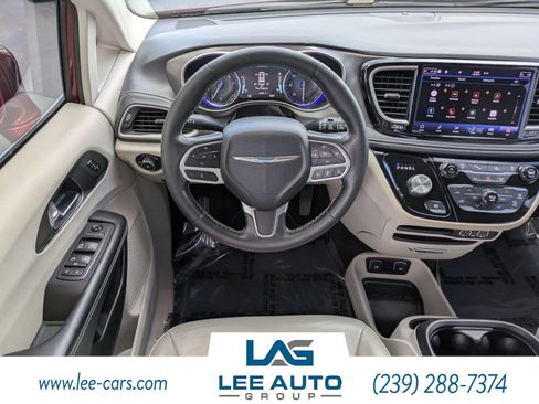 Used 2021 Chrysler Pacifica Touring-L FWD image 14