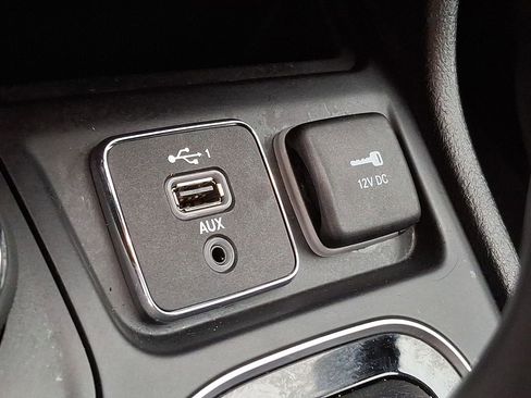 Used 2019 Jeep Cherokee Limited image 18