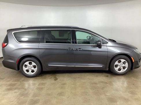 Used 2017 Chrysler Pacifica Touring-L Plus FWD image 7