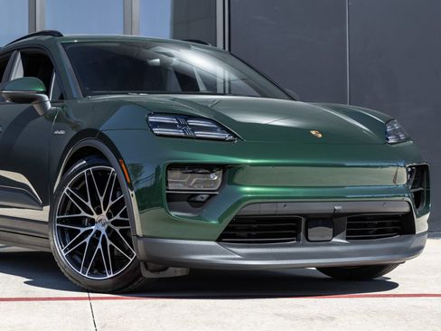 Certified 2025 Porsche Macan Electric RWD image 9