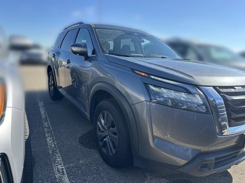 Used 2025 Nissan Pathfinder SV AWD/4WD image 2