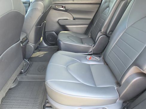 Used 2021 Toyota Highlander XLE AWD/4WD image 10