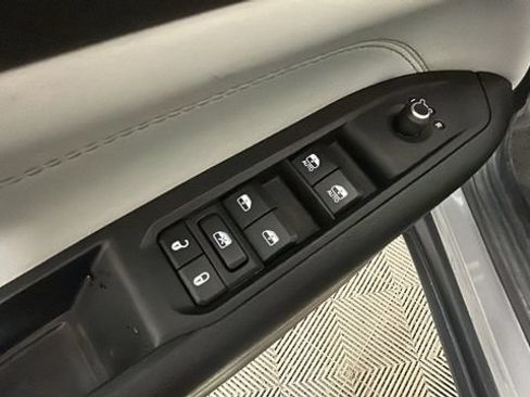 Used 2023 Jeep Compass Limited w/ Sun and Sound Group AWD/4WD image 11